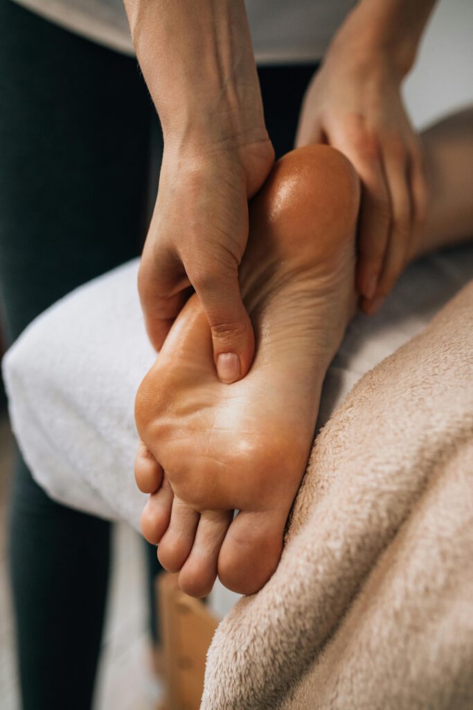 Quiromasaje - El quiromasaje es una técnica milenaria que utiliza las manos para manipular los tejidos blandos del cuerpo, como los músculos, tendones y ligamentos. A través de movimientos suaves y precisos, el quiromasaje busca relajar los músculos tensos, aliviar el dolor y mejorar el bienestar general. Algunas de las técnicas más utilizadas son: | Osteopatía, Quiromasaje, Mindfulness | Cristina Villegas Henríquez - 5