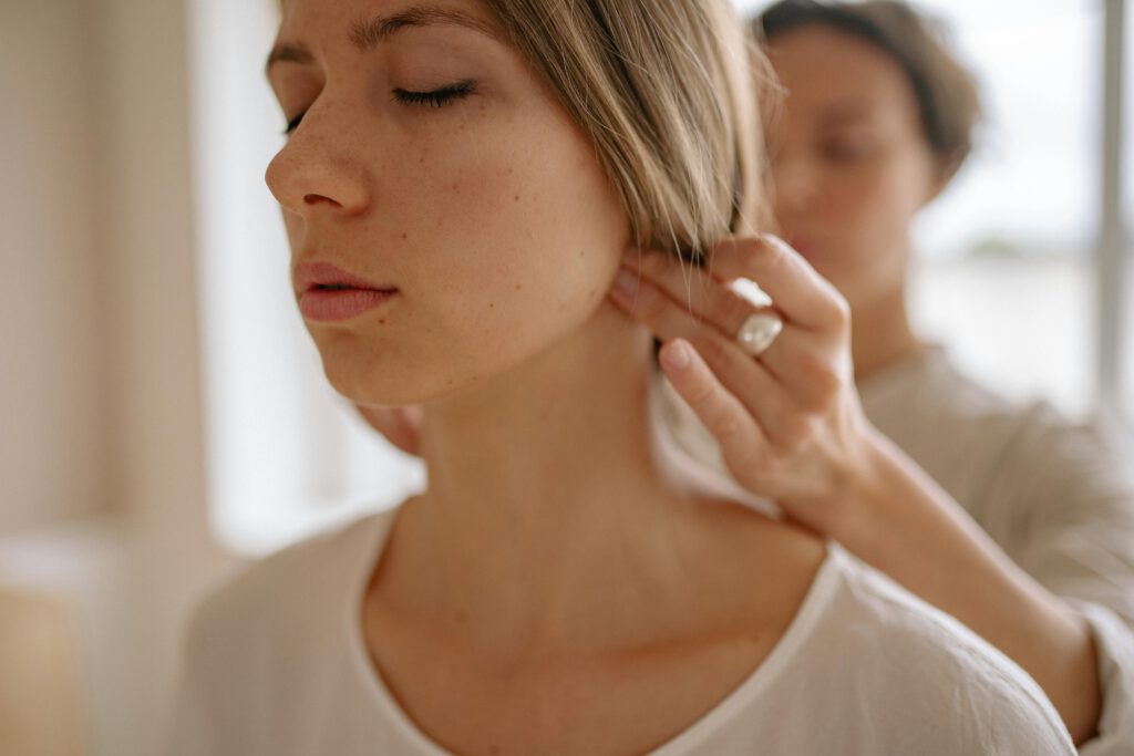 Quiromasaje - El quiromasaje es una técnica milenaria que utiliza las manos para manipular los tejidos blandos del cuerpo, como los músculos, tendones y ligamentos. A través de movimientos suaves y precisos, el quiromasaje busca relajar los músculos tensos, aliviar el dolor y mejorar el bienestar general. Algunas de las técnicas más utilizadas son: | Osteopatía, Quiromasaje, Mindfulness | Cristina Villegas Henríquez - 1