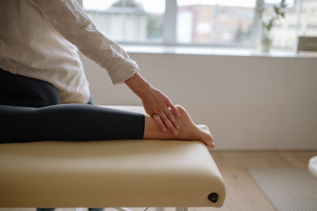Quiromasaje - El quiromasaje es una técnica milenaria que utiliza las manos para manipular los tejidos blandos del cuerpo, como los músculos, tendones y ligamentos. A través de movimientos suaves y precisos, el quiromasaje busca relajar los músculos tensos, aliviar el dolor y mejorar el bienestar general. Algunas de las técnicas más utilizadas son: | Osteopatía, Quiromasaje, Mindfulness | Cristina Villegas Henríquez - 9